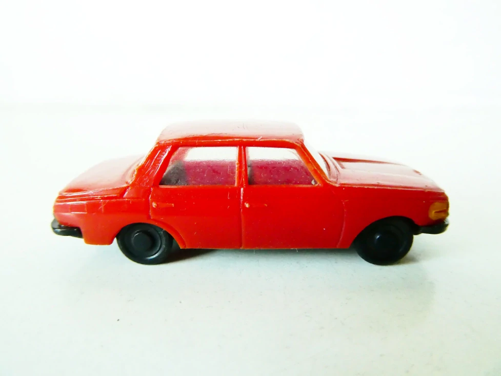 H0 Osobní automobil Wartburg 353 červená