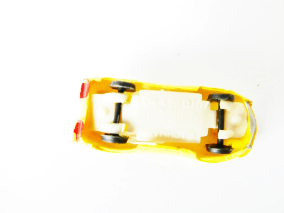 N BACHMANN Osobní automobil žlutý s černou střechou