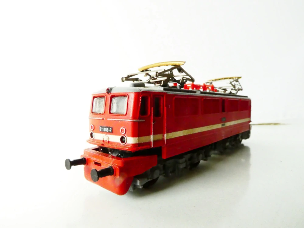 TT GÜTZOLD Elektrická lokomotiva BR 211 018 - 7 OSVĚTLENÁ PĚKNÝ STAV