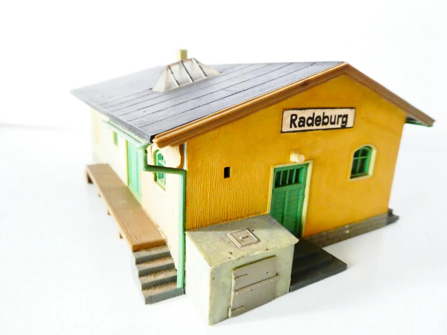 H0/TT Drážní sklad Radeburg s rampami PĚKNÝ STAV