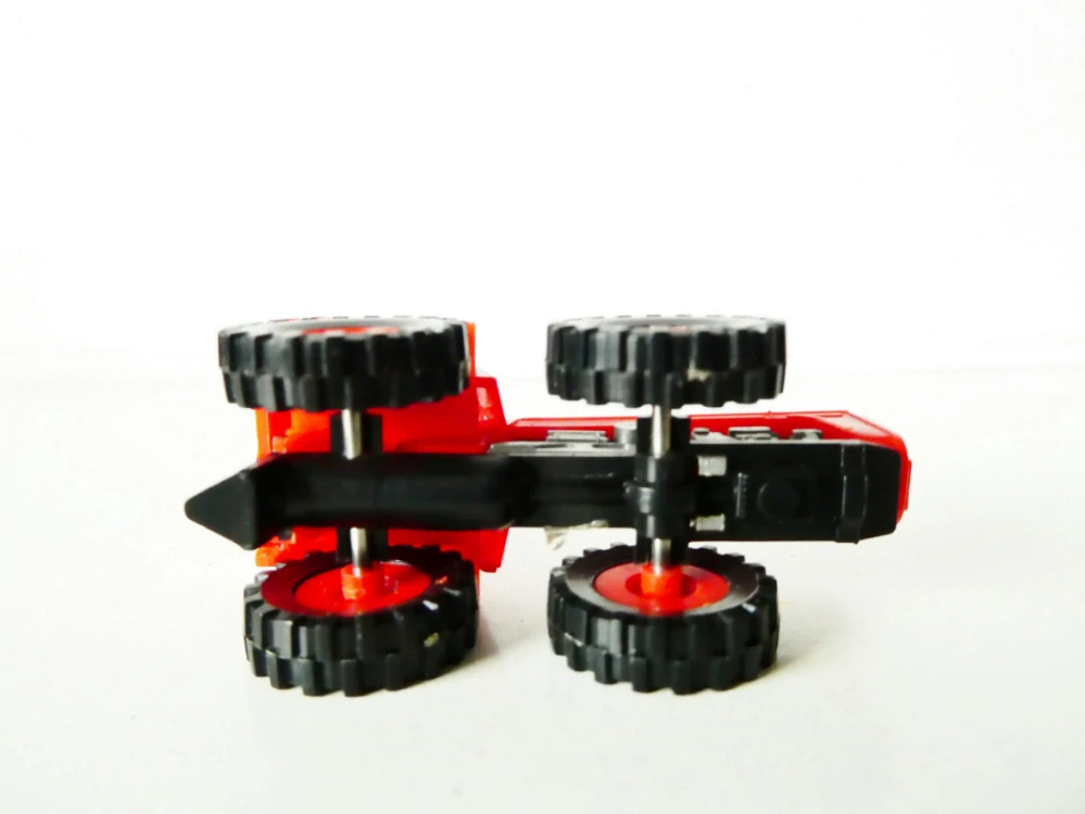 H0 Traktor červený PĚKNÝ STAV