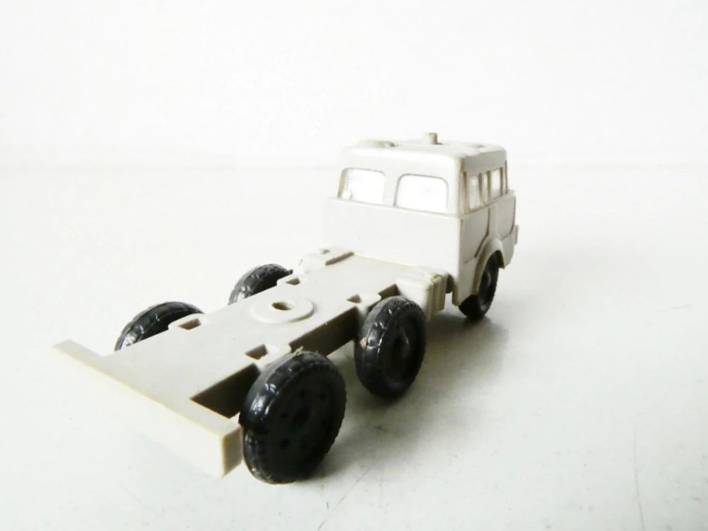 TT Nákladní automobil TATRA 813 66 tahač šedý