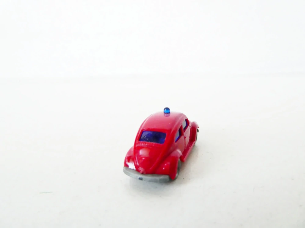 N Osobní automobil VW 1300 BROUK červený s majákem TOP STAV