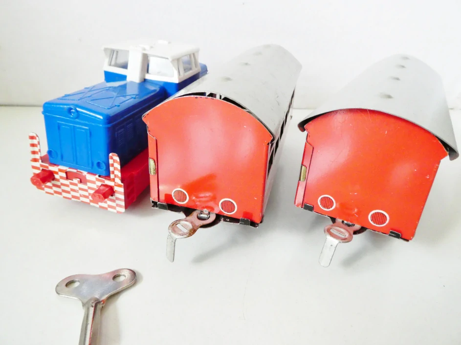 STADTILM Měřítko "S" - SET S KOLEJEMI - Dieselová lokomotiva "Rosnička" + 2 plechové osobní vozy + 12x oblouková kolej do kruhu HRAČKA NA KlÍČEK (klíček součástí) 70. léta FUNKČNÍ PĚKNÝ STAV