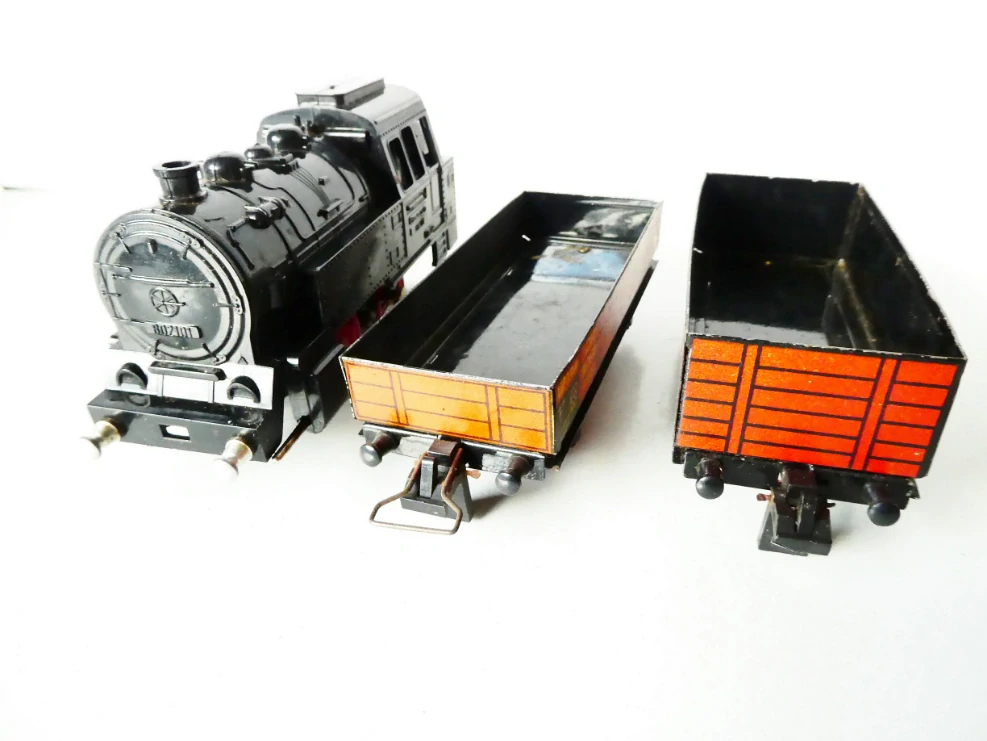 STADTILM Měřítko "S" - SET v originální krabici Parní lokomotiva 80 2101 Gt33 Reichsbahn + 2 plechové nákladní otevřené vozy + 12x kolej do kruhu + trafo - HRAČKA S TRAFEM NA PLOCHOU BATERII PĚKNÝ STAV