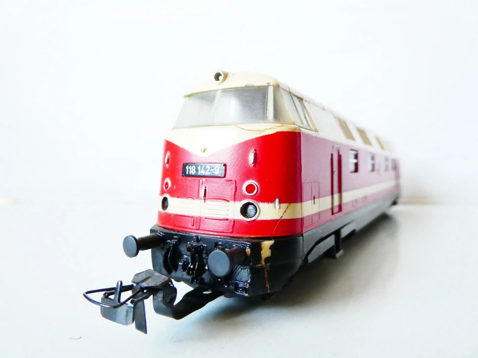 H0 GÜTZOLD Dieselová lokomotiva BR 118 142-9 DR OSVĚTLENÁ