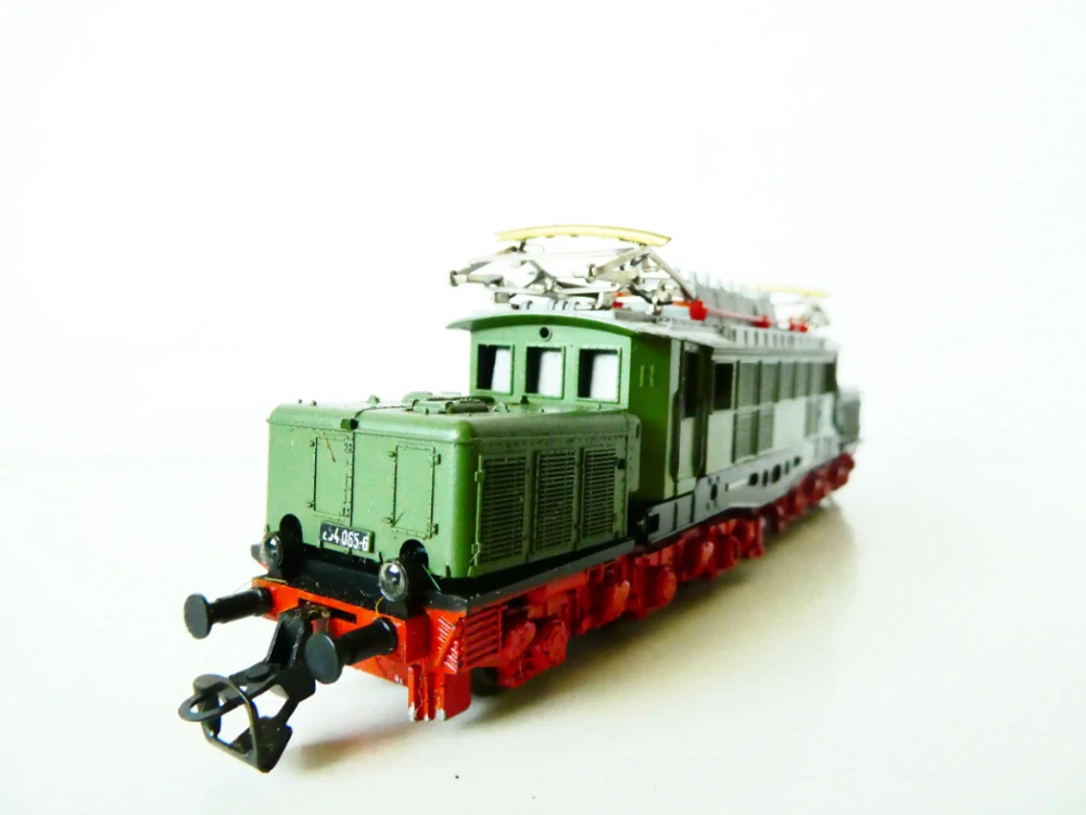 TT BTTB/ZEUKE Elektrická lokomotiva BR 254 065-6 DR OSVĚTLENÁ PĚKNÝ STAV v krabičce