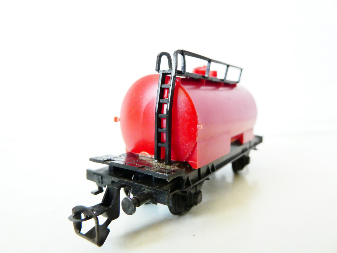 TT BTTB Cisternový vůz červený