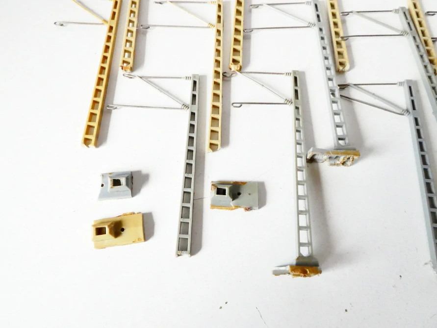 H0 SET 13 ks Trolejový sloup s ramenem a zbytky (9 cm)
