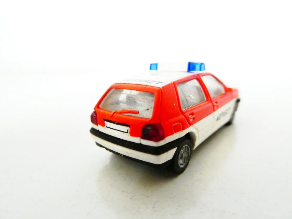 H0 Wiking Osobní automobil VW Golf Notarzt - pohotovost PĚKNÝ STAV