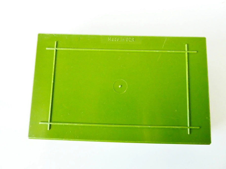 Plastový box zelený s přihrádkami 16,5 x 10 x 3 cm