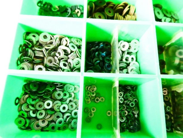 Kovové podložky různých velikostí v plastovém boxu Tokoz (vše, co je na foto - velké množství)