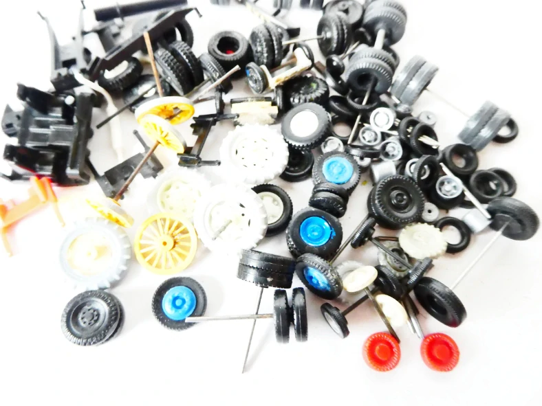 Náhradní kolečka k automobilům a další díly - většina H0 (vše, co je na foto)