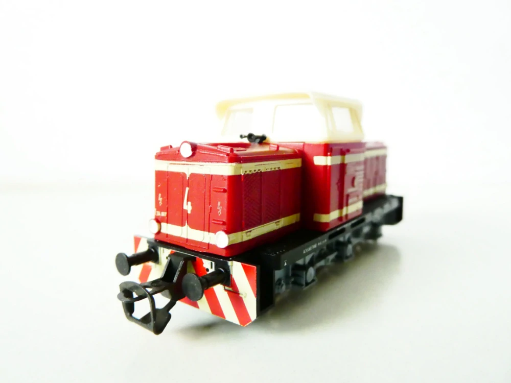 TT TILLIG 02611 Dieselová lokomotiva T334.0617 červená s krémovými pruhy „Chemiekombinates Schwarza" PRIVAT TOP STAV NEPOUŽITÁ v krabičce s doplňky a návodem
