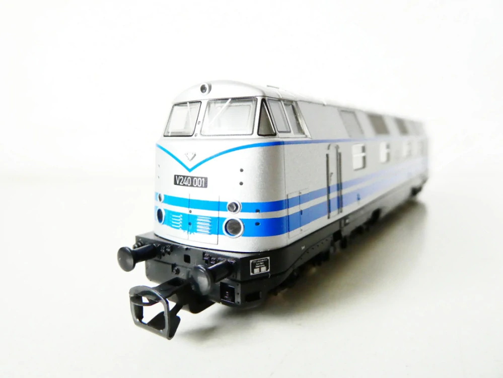 TT TILLIG 02659 Dieselová lokomotiva stříbrbý s modrými pruhy V240 001 DR OSVĚTLENÁ TOP STAV NEPOUŽITÁ v orig. krabičce s doplňky a návodem