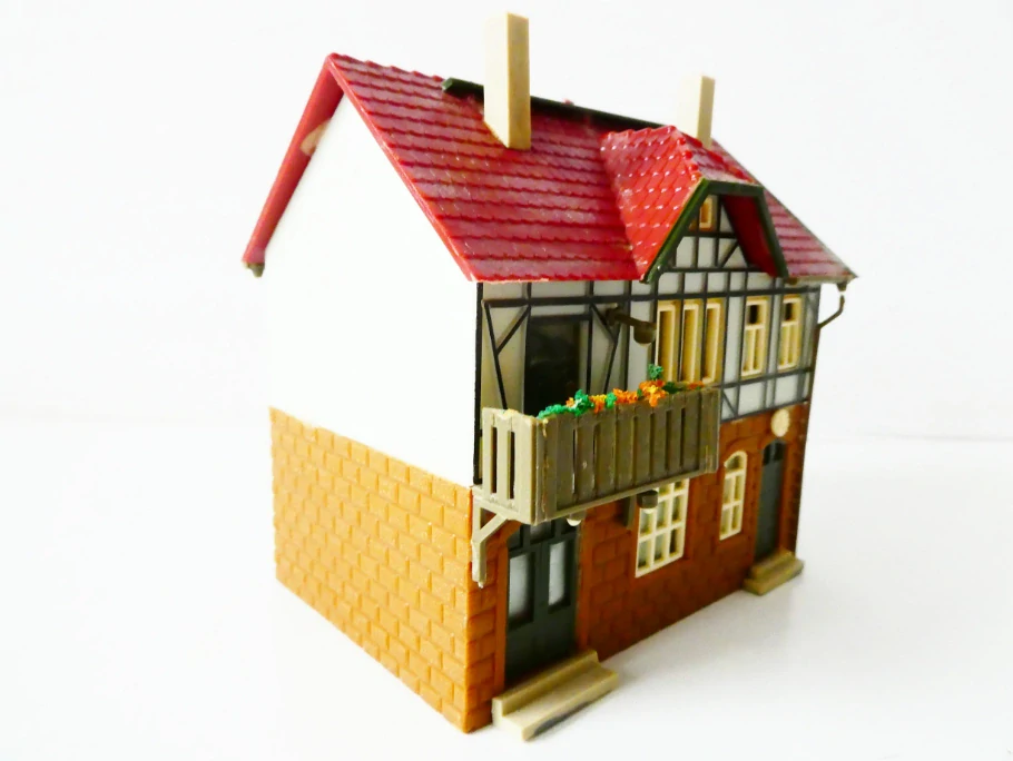 TT Hrázděný dům s balkónem a poštovní schránkou