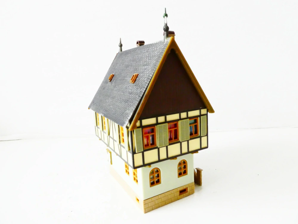 TT/H0 Městský patrový dům hrázděný dům s věží s hodinami - radnice