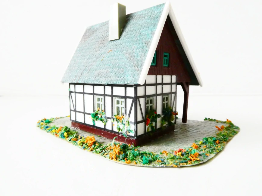 N Hrázděný rodinný dům s dlážděnou základnou