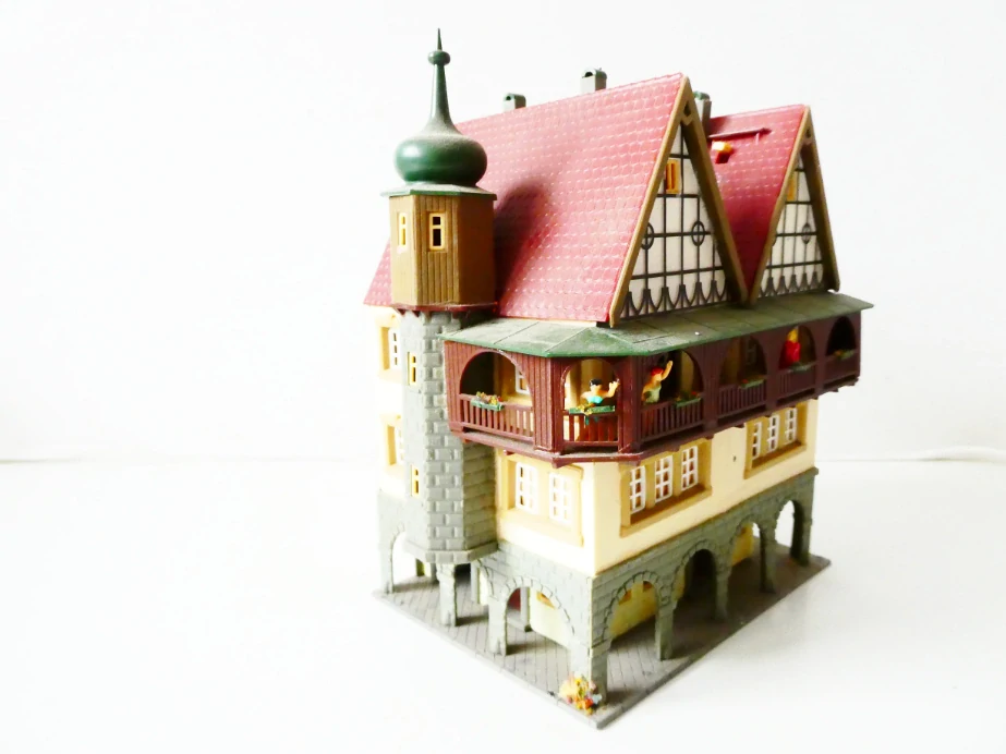 H0 Hrázděný městský dům s podloubím, ochozem a věží