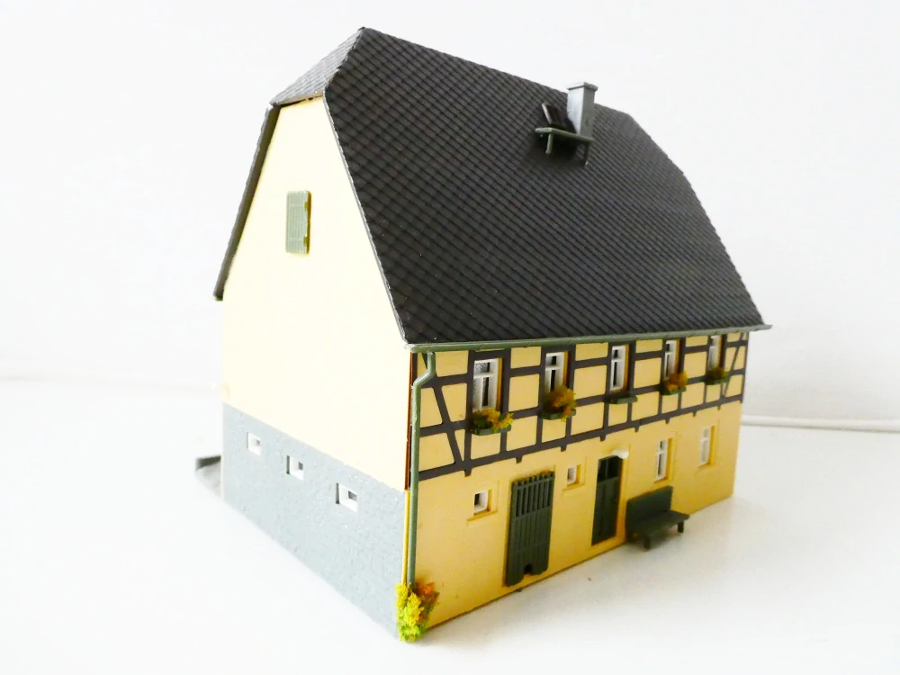 H0 AUHAGEN Hrázděné vesnické stavení s kůlnami