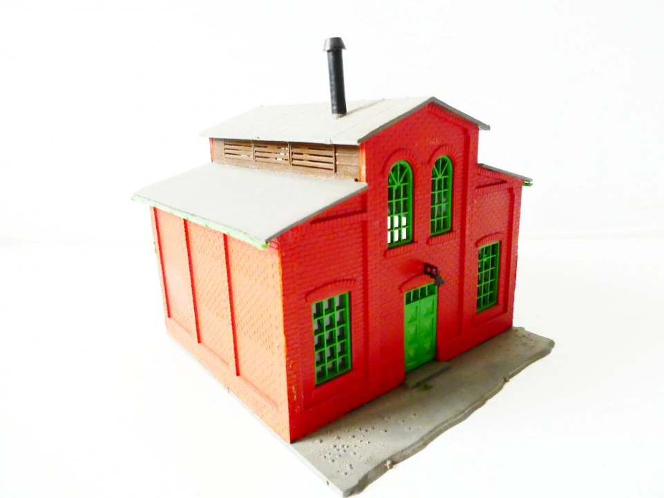 TT Fabrika - sklad - drážní budova