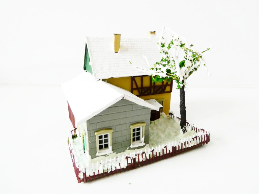 TT Hrázděný zasněžený dům s kůlnou, stromem a zahrádkou