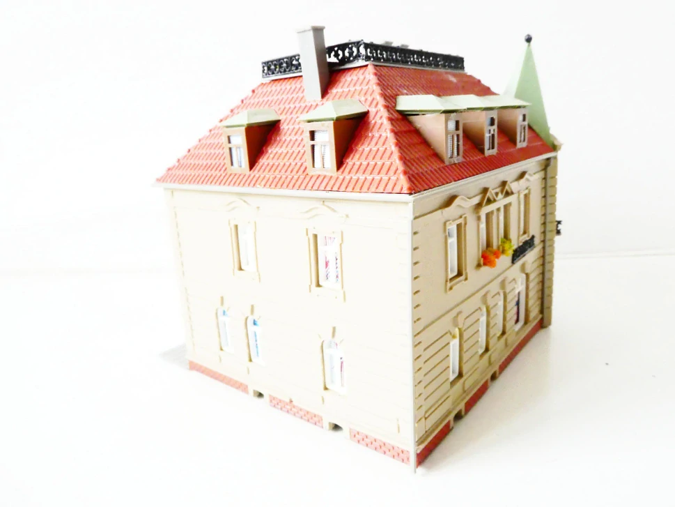 H0 Městský rohový dům s lékárnou PĚKNÝ STAV