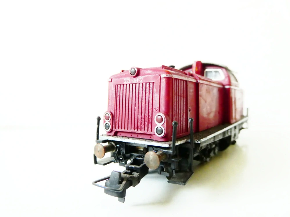 H0 FLEISCHMANN Dieselová lokomotiva BR 212 181-2 DB OSVĚTLENÁ s patinou opotřebovanosti 