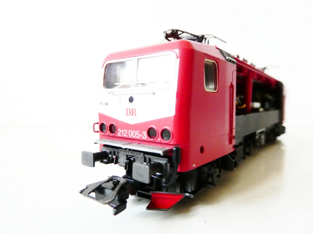 H0 MÄRKLIN Elektrická lokomotiva 3442.001 H0 AC BR 212 005-3 BR v provedení řez lokomotivou TOP STAV