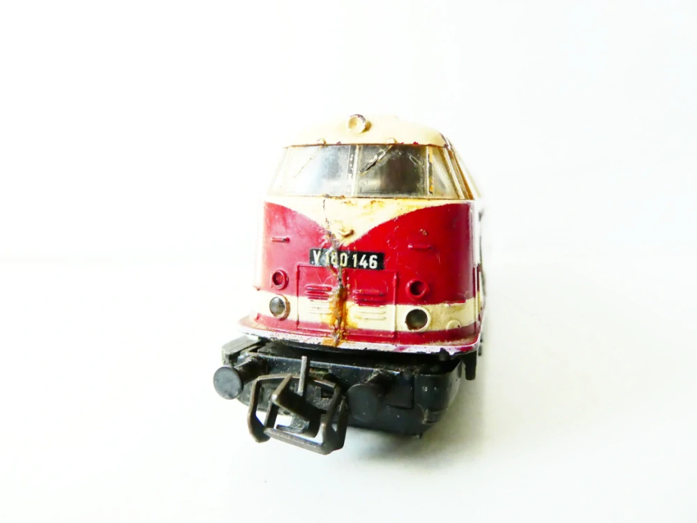 TT ZEUKE Dieselová lokomotiva V 180 146 DR OSVĚTLENÁ - NA OPRAVU (svítí, nejede, jen vrčí)