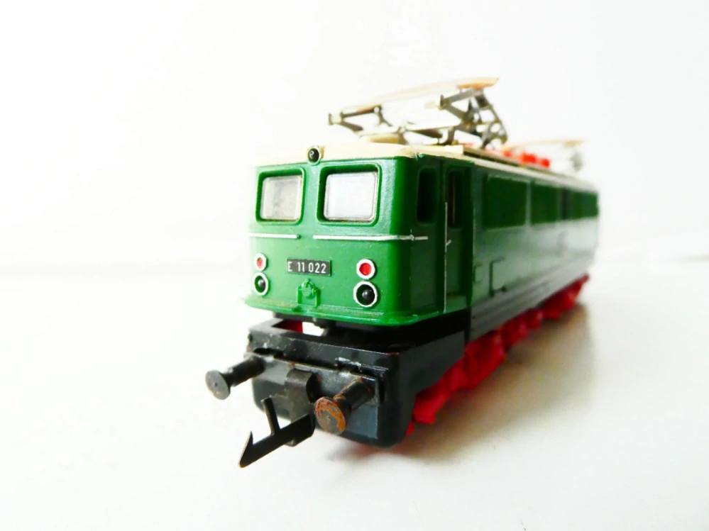 TT ZEUKE Elektrická lokomotiva E 11 022 DR v krabičce s návodem a včetně dvou náhradních spřáhel