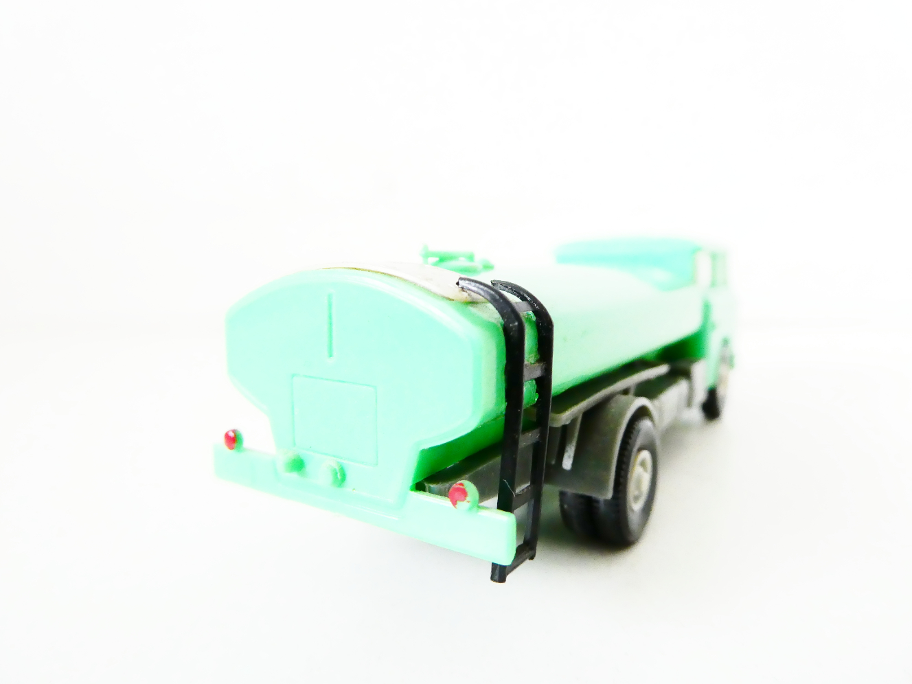 H0 Permot Hruska Nákladní automobil ŠKODA s řidičem - cisterna na vodu zelená PĚKNÝ STAV