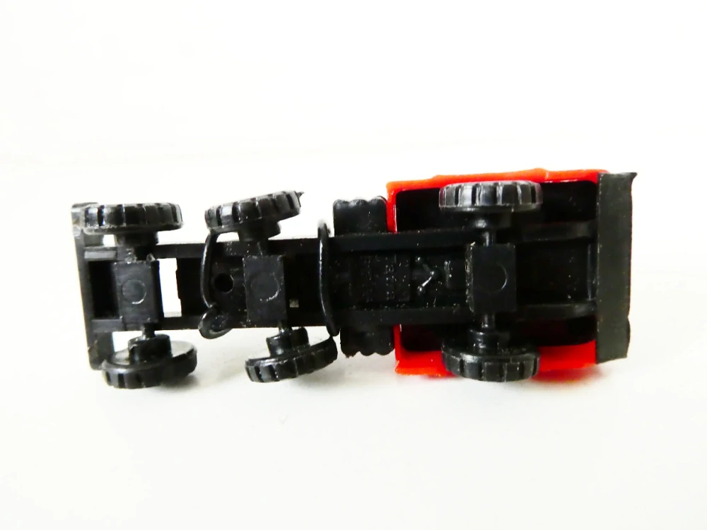 TT VEB Modell- Konstruktt Nákladní automobil TATRA 813 66 tahač červený s nákladem