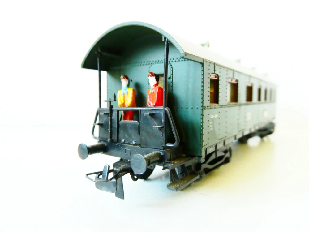 H0 SCHICHT Osobní vůz 232-501 s cestujícími a personálem DR PĚKNÝ STAV