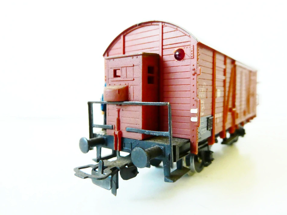 H0 PIKO Nákladní vůz krytý 04-84-99 Gr s budkou brzdaře - s personálem DR OSVĚTLENÝ PĚKNÝ STAV