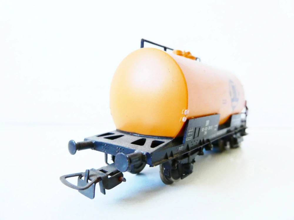 H0 PIKO Cisternový vůz 52-02-29 Petrolchemisches Kombinat Schwedt s budkou brzdaře a nástavcem na čištění kolejí DR PĚKNÝ STAV