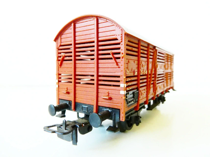 H0 PIKO Nákladní vůz na přepravu dobytka 23-01-18 s drážní obsluhou a magnetickým spínačem DR PĚKNÝ STAV