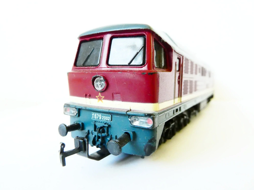 H0 PIKO Dieselová lokomotiva T679 2002 ČSD OSVĚTLENÁ PĚKNÝ STAV 