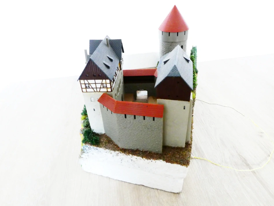TT/H0 AUHAGEN Hrad Lauterstein s osvětlením na kopci s cestou PĚKNÝ STAV