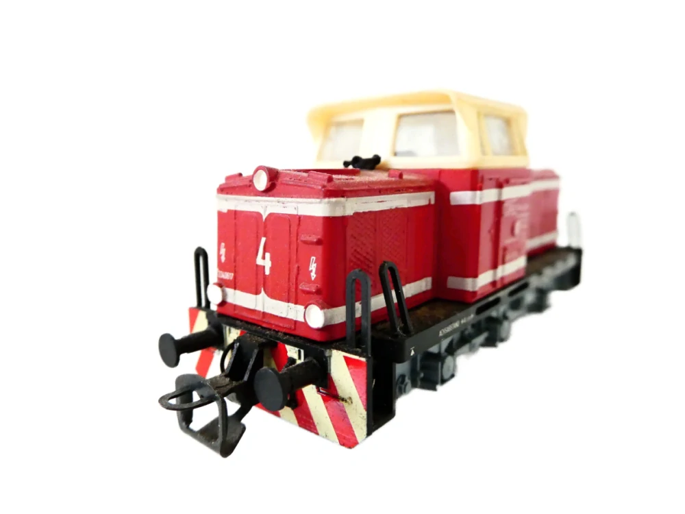 TT TILLIG 02611 Dieselová lokomotiva T334.0617 červená s krémovými pruhy „Chemiekombinates Schwarza" v originální krabičce