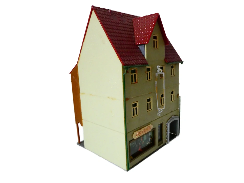 H0 Městský dům s obchodem, podloubím a balkóny