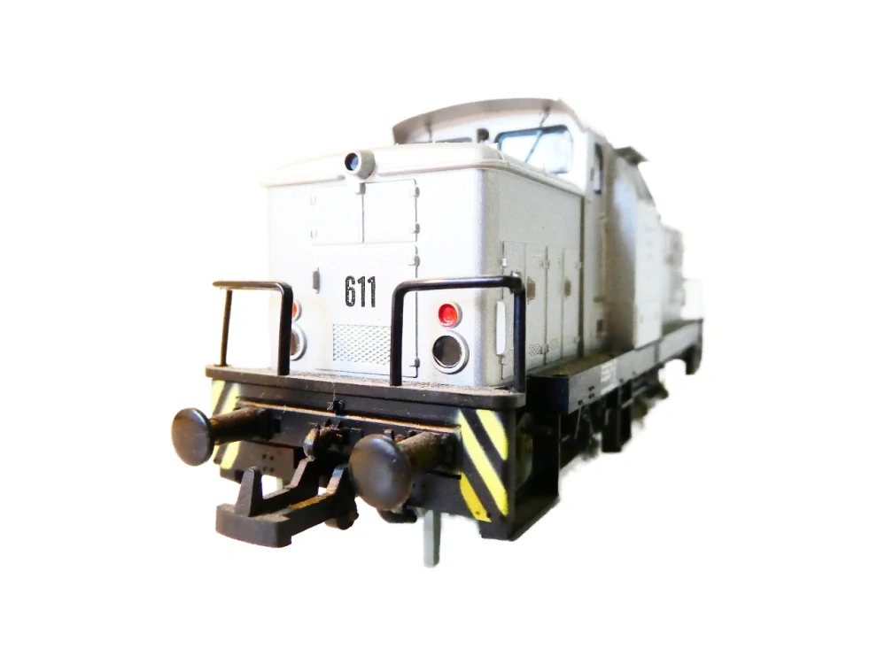 H0 PIKO Dieselová lokomotiva BR 106 „Werklok 611 VEB Stahl- und Walzwerk Brandenburg" OSVĚTLENÁ TOP STAV