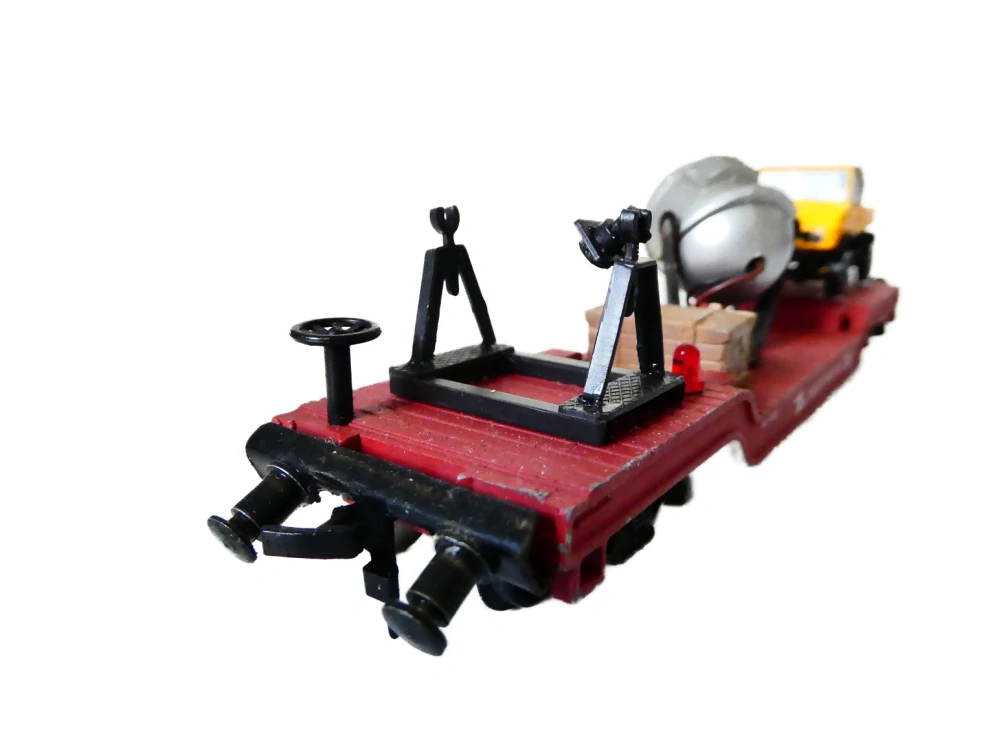H0 Model Power Hlubinný vůz pro přepravu nadrozměrných nákladů SAFETY FIRST 624 se svítícím světlometem, blikající kontrolkou a automobilem Mercedes Benz Unimog PĚKNÝ STAV