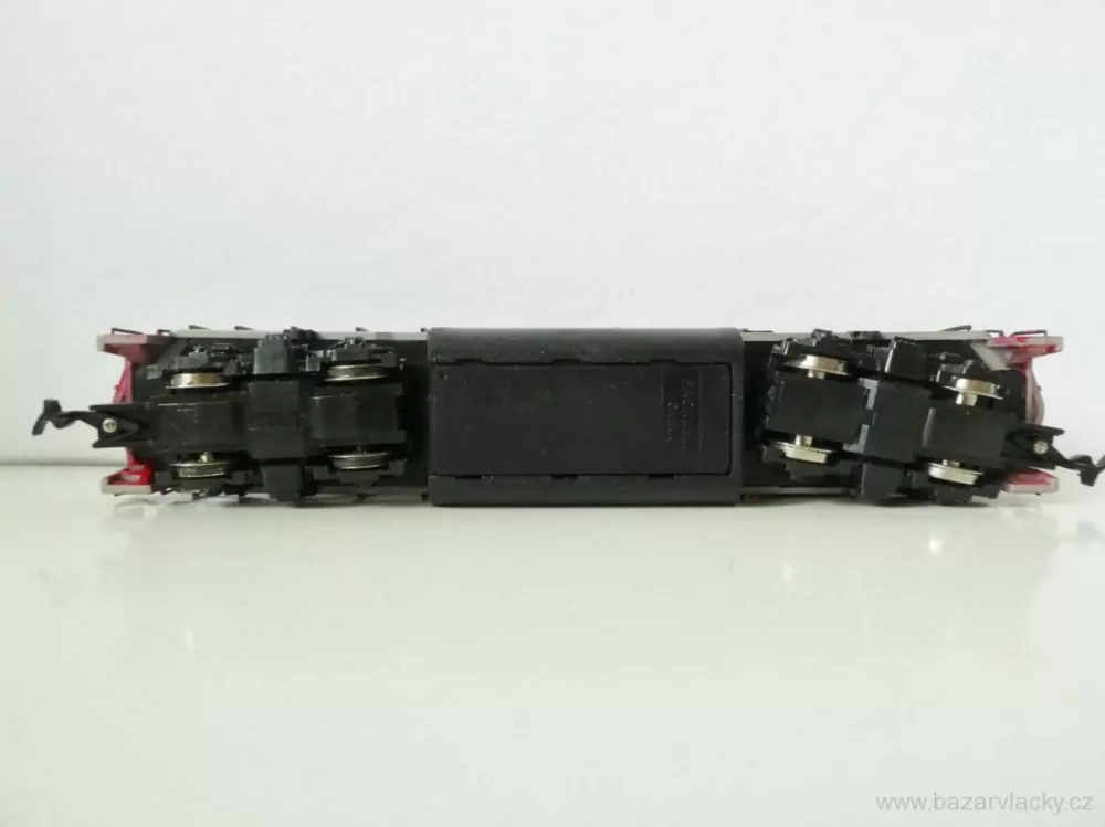 H0 BACHMANN - Dieselová lokomotiva Santa Fe 8759 TOP STAV 