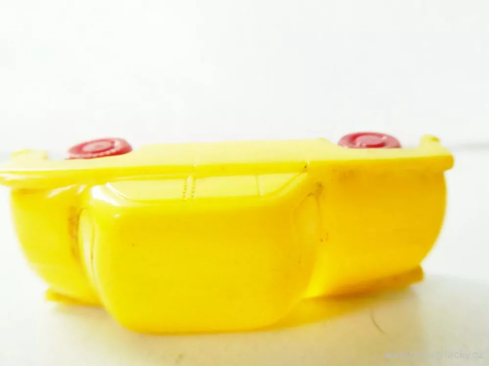 H0 Osobní automobil žlutý starší výroby DDR