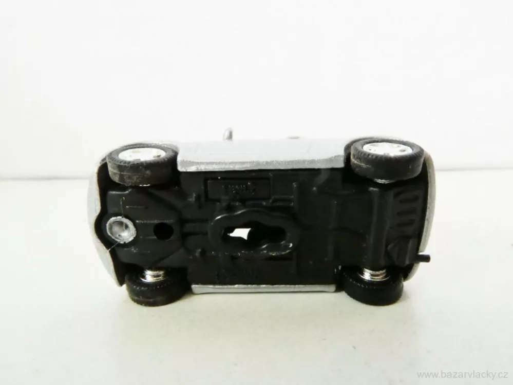 H0 Osobní automobil  stříbrný s černou střechou TOP STAV