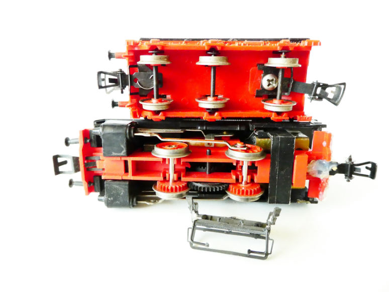 H0 PIKO Parní lokomotiva s tendrem BR 98 002 DR NA RENOVACI (JEDE PERFEKTNĚ, ale zadní část byla lepena tavnou pistolí)