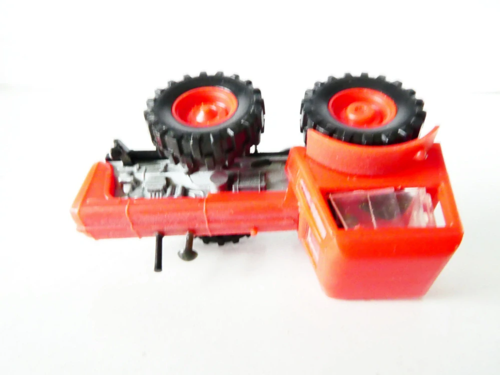 H0 Traktor červený TOP STAV