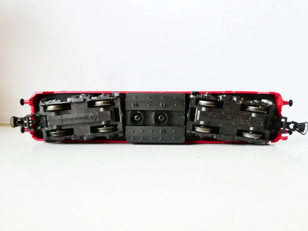 H0 ROCO Dieselová lokomotiva BR 215 024-1 DB OSVĚTLENÁ  (NA SERVIS - JEDE RYCHLE, ale klepe se)