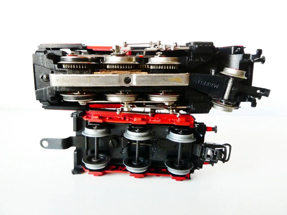 H0 MÄRKLIN Parní lokomotiva s tendrem BR 24 058 DR OSVĚTLENÁ PĚKNÝ STAV